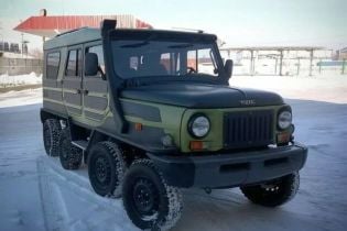 В Сибири "ЛуАЗ" переделали в восьмиколесный вездеход