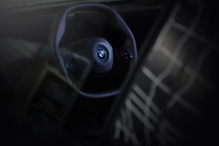 Электрический кроссовер BMW iNext получит полигональный руль