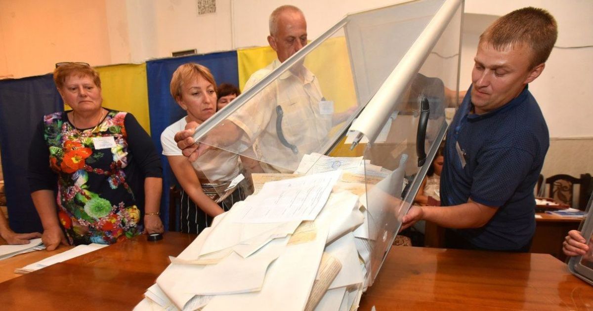 В Запорожье нашли избирателя, который украл десятки бюллетеней из-под носа членов комиссии