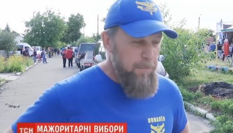Переможця виборів у Зайцевому, який допомагав "Беркуту" втекти з Києва, звинуватили у підкупі виборців