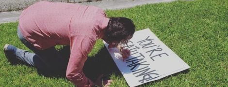 Фанатка Кіану Рівза поставила плакат "Ти приголомшливий" біля будинку. Актор прийшов із відповіддю