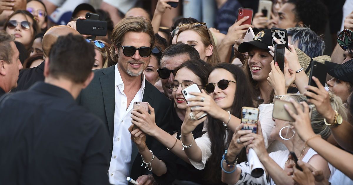 Комбинация люди в голливуде. Брэд Питт с фанатами. Brad Pitt selfie. ДИКАПРИО Эмили Ротаковски. Брэд Питт селфи.