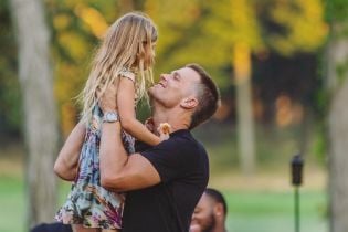 Американский футболист прыгнул со скалы с 6-летней дочерью и получил шквал критики