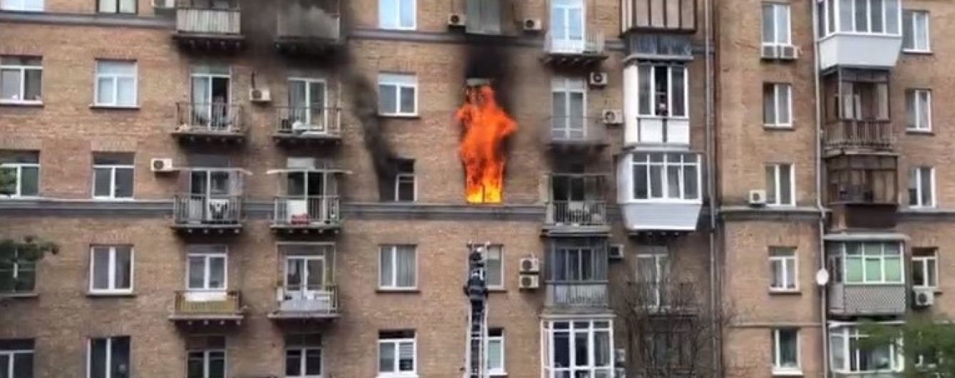 У центрі Києва масштабна пожежа охопила житлову квартиру, рятувальники евакуюють людей з будинку