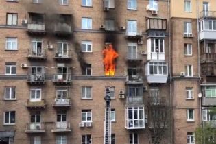 У центрі Києва масштабна пожежа охопила житлову квартиру, рятувальники евакуюють людей з будинку