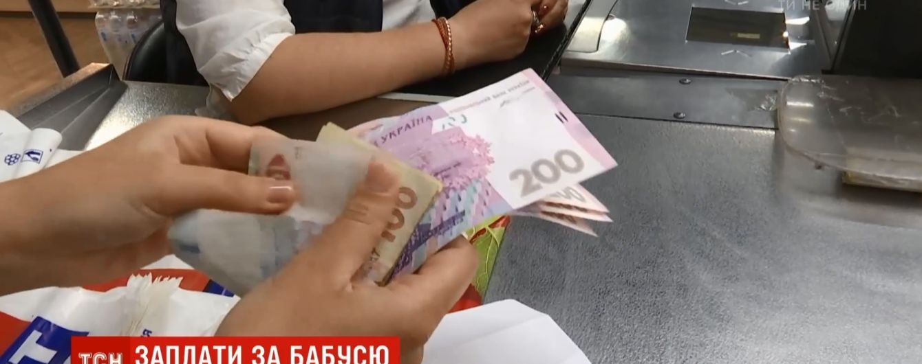 Трогательный пример доброты: украинцы начали оплачивать покупки пенсионеров в супермаркетах