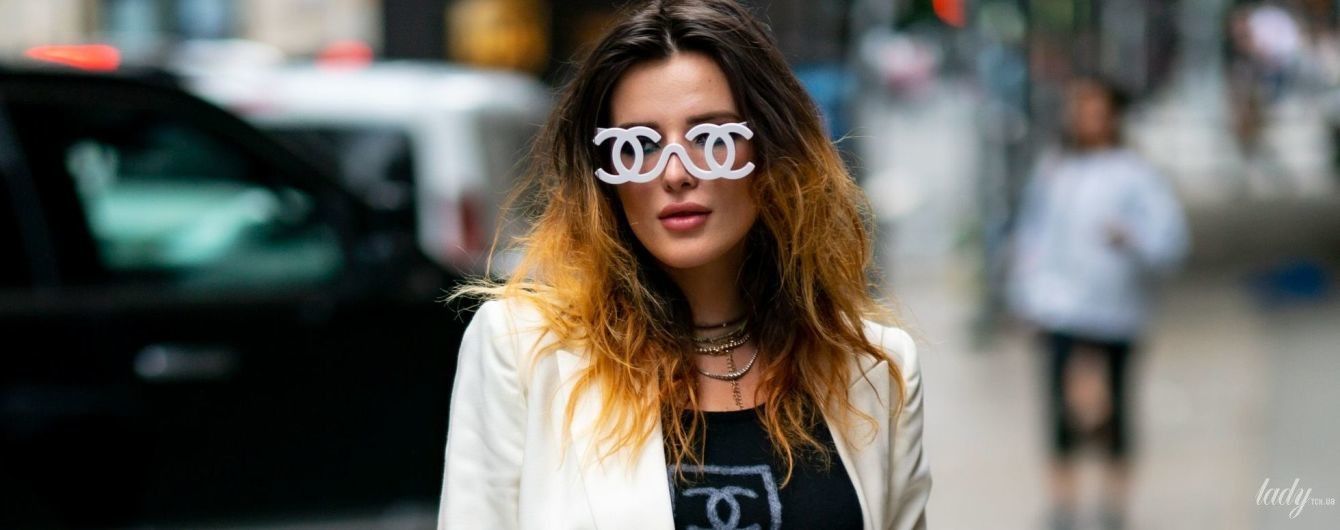 Як завжди, епатажна: Белла Торн вся в Chanel на вулицях Нью-Йорка