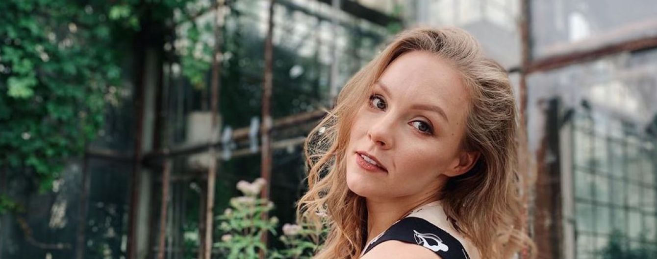 Тендітна Олена Шоптенко у невагомій сукні станцювала у ботанічному саду