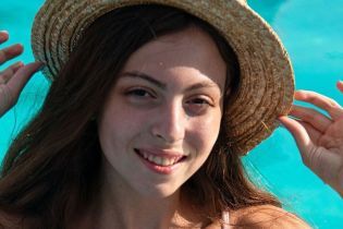 В шляпе и нежно-розовом купальнике: дочь Оли Поляковой показала красивый пляжный лук