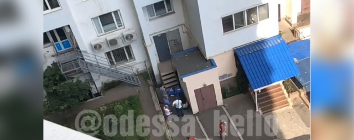 В Одессе выпал из окна 8-го этажа полуторагодовалый мальчик