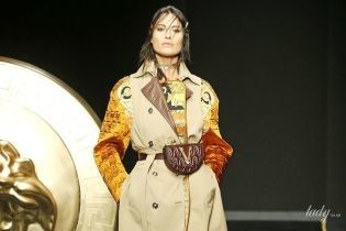 Бюстгальтеры поверх свитеров и яркие колготки в коллекции Versace сезона осень-зима 2019-2020