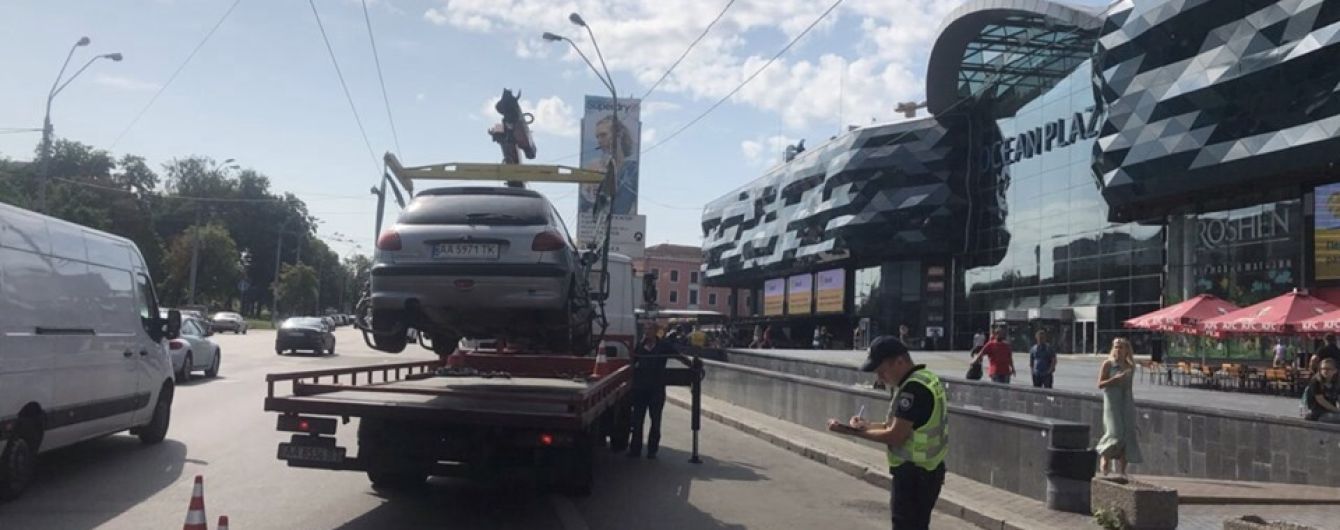Авто на штрафмайданчику. Як і за скільки забрати евакуйовану машину розповіли у відео