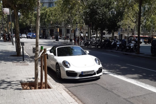 В Барселоне сняли Porsche на украинских "бляхах" на автобусной полосе
