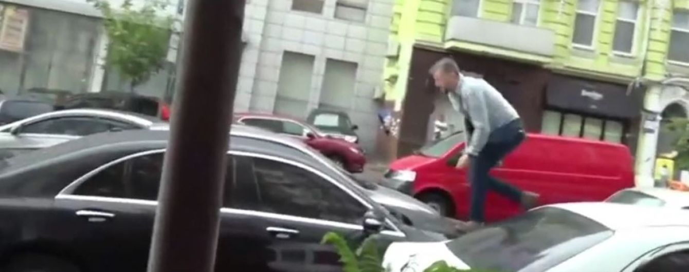 Противник Порошенко забрался на капот машины политика, когда тот покидал ГБР