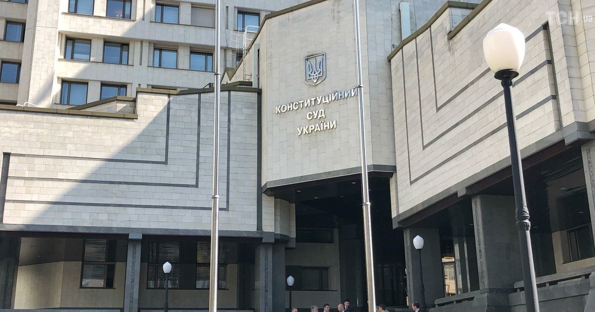 Обмеження зарплат чиновників під час карантину є незаконним - рішення КС