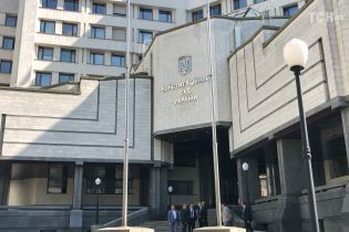 Окружной суд давил на КСУ по отмене люстрации и ответственности за незаконное обогащение