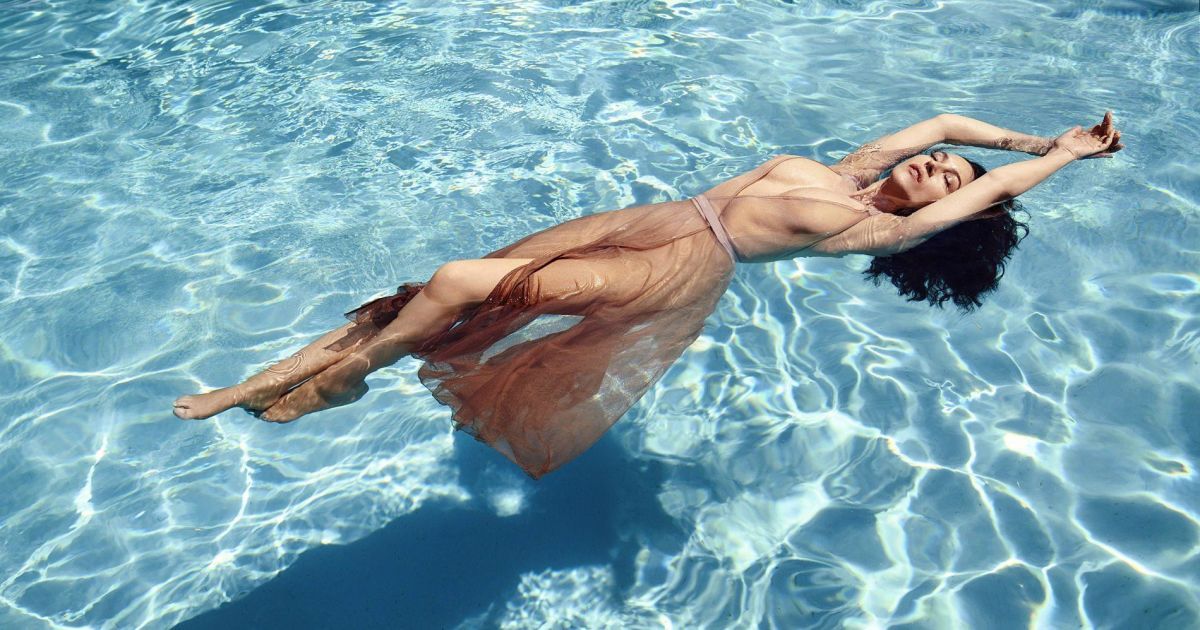 54-летняя Моника Беллуччи в купальниках с откровенными вырезами поразила красотой