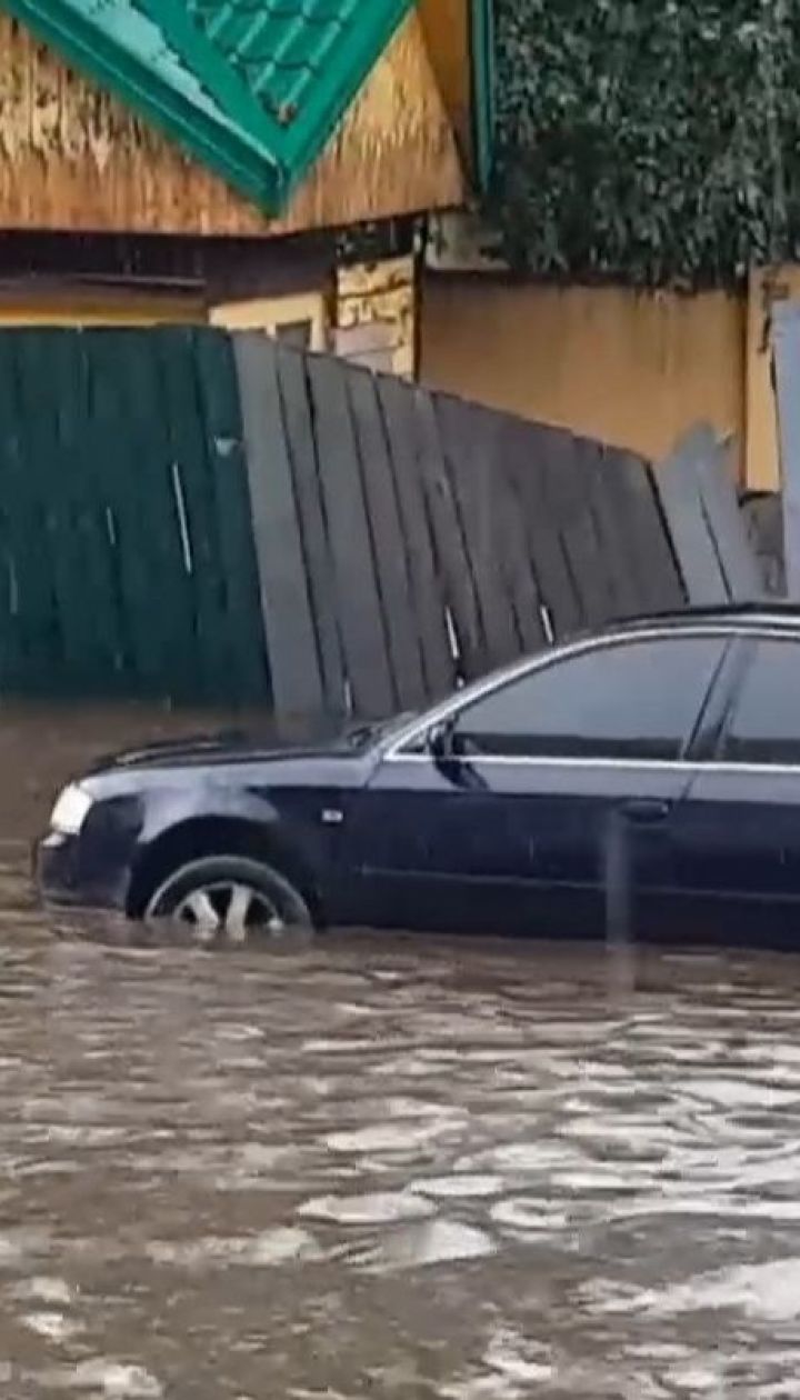 Потужна злива накрила Рівне