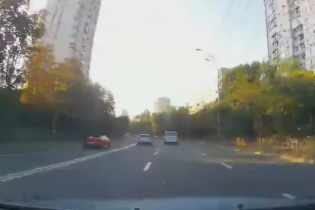 В Киеве сняли, как суперкар Ferrari пересек две сплошные и поехал по встречной полосе