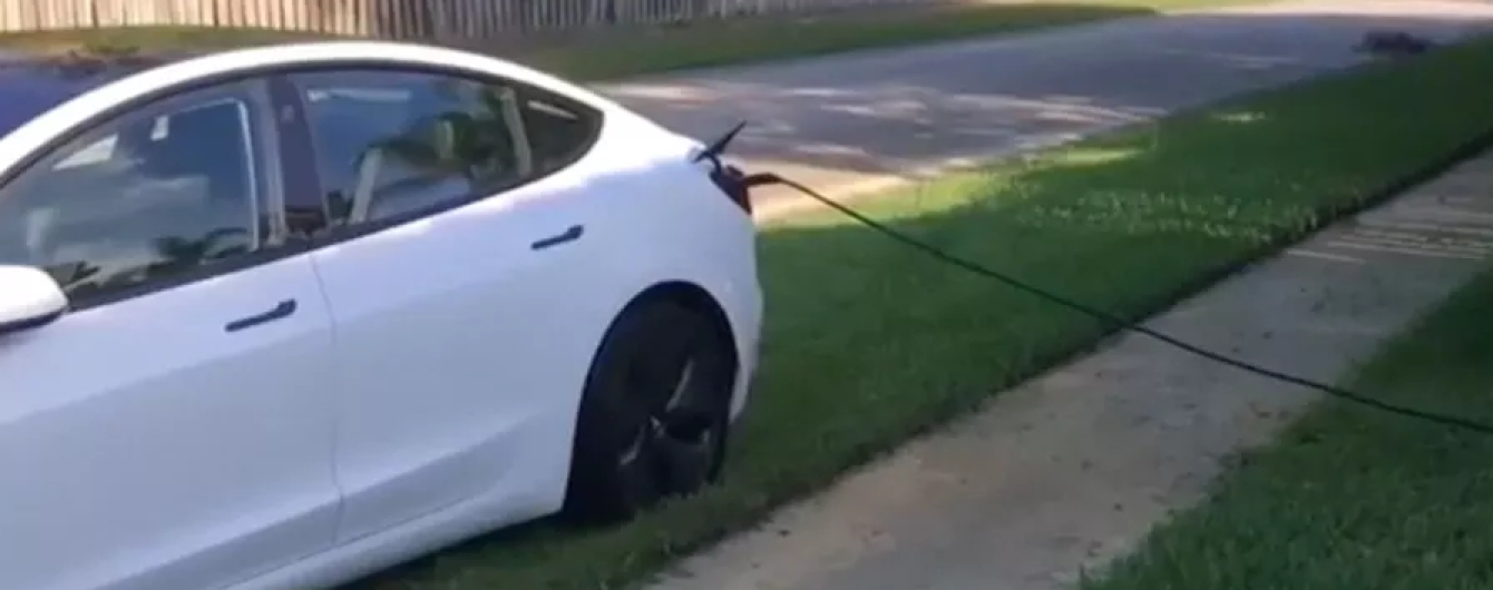 "Герой" паркування і зарядки. Власник Tesla зухвало "заправив" електрокар в Америці