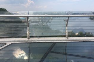 На пешеходном мосту Киева снова треснуло стекло