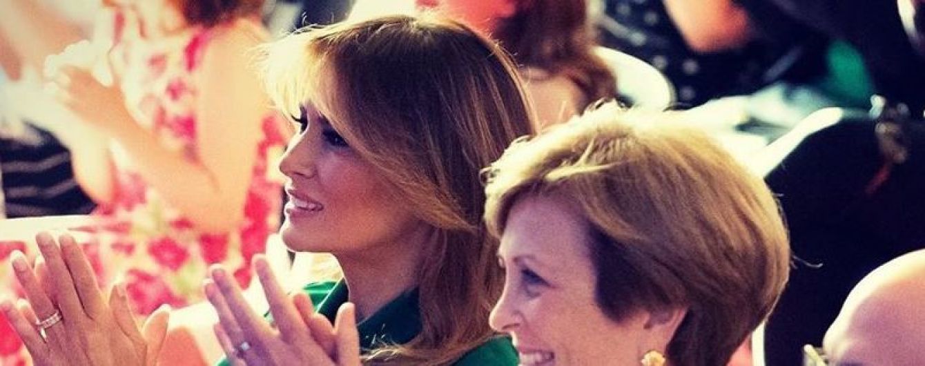 Как всегда, роскошна: Мелания Трамп в изумрудном платье Dior появилась на благотворительном концерте