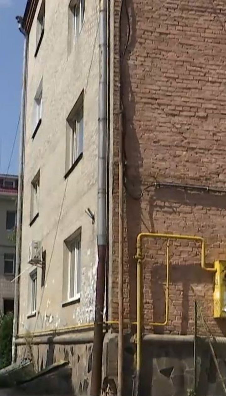 Тыкал в лицо, плечи и шею: в Ровно мужчина с вилкой напал на жену