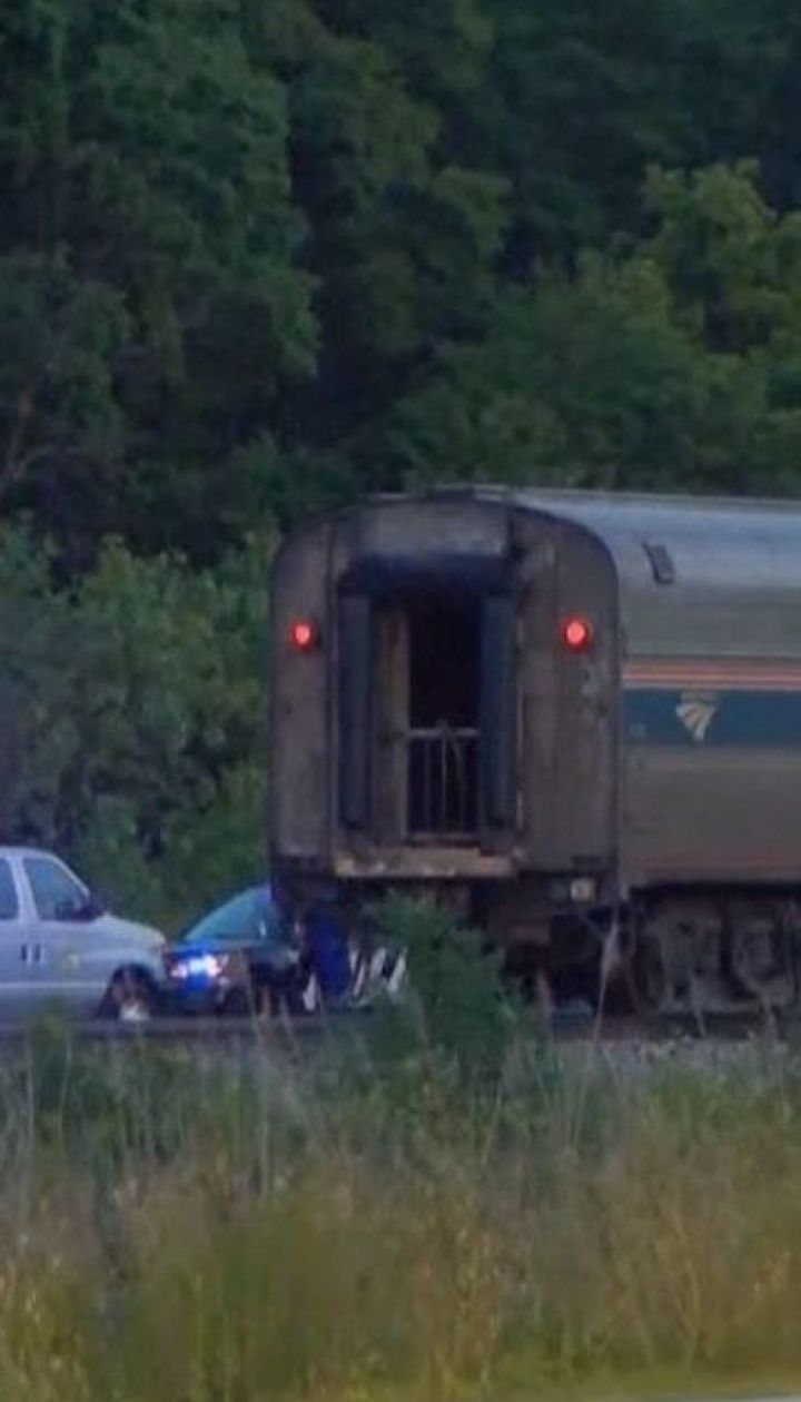В американском штате Иллинойс столкнулись автомобиль и пассажирский поезд