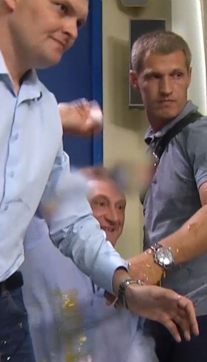 Активісти закидали яйцями кандидата у депутати, який заявив про фальсифікації на виборах