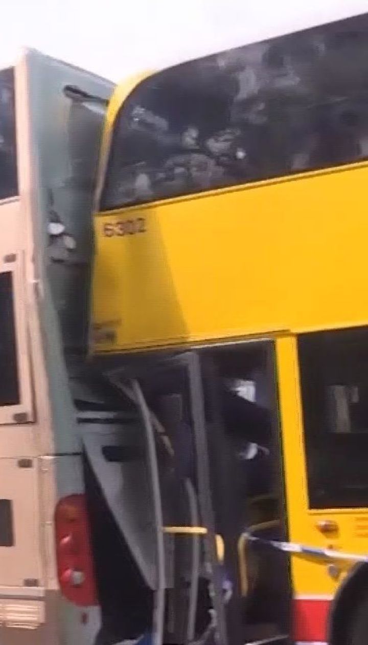 Два туристических двухэтажных автобуса столкнулись на шоссе в Гонконге