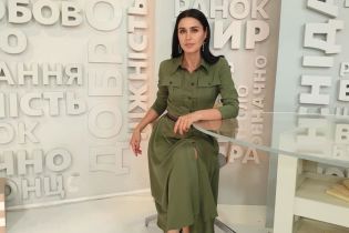 В сукні кольору хакі і червоних туфлях: стильний образ Людмили Барбір