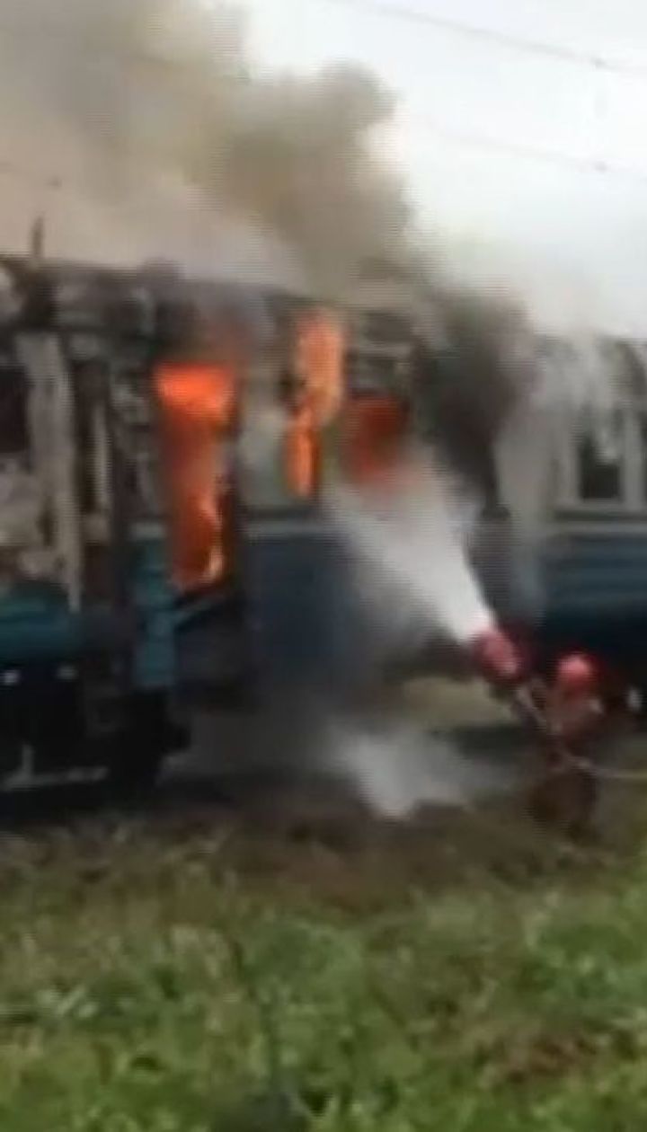 На Вінниччині на ходу загорілася приміська електричка