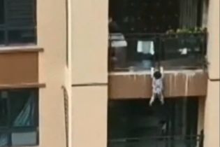 В Китае случайные свидетели спасли малыша, который сорвался с балкона 6-го этажа