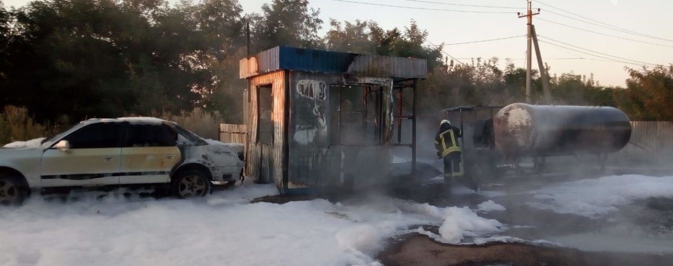 Пожежники запобігли вибуху на автозаправці під Києвом