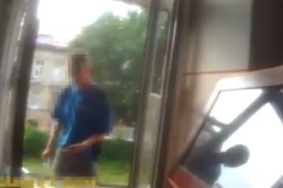 Во Львове патрульный спас самоубийцу, который сунул стекло в рот и пытался выброситься из окна
