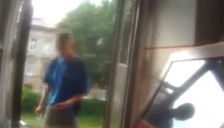 У Львові патрульний врятував самогубцю, який запхав скло до рота і намагався викинутися з вікна