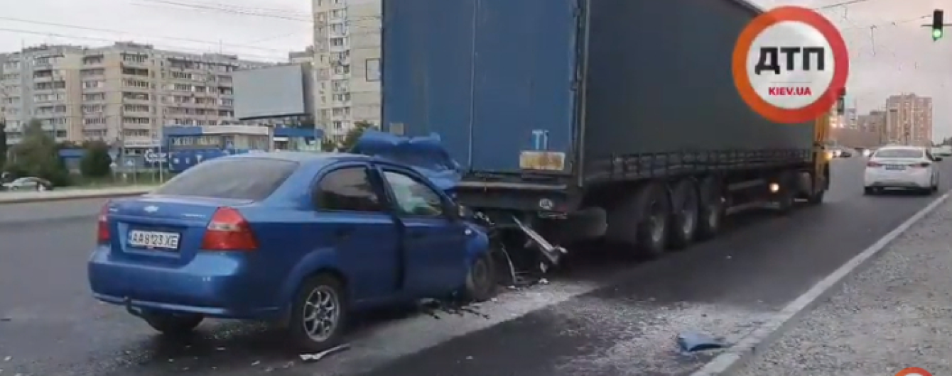 У Києві легковик на швидкості влетів у фуру. Є постраждалі