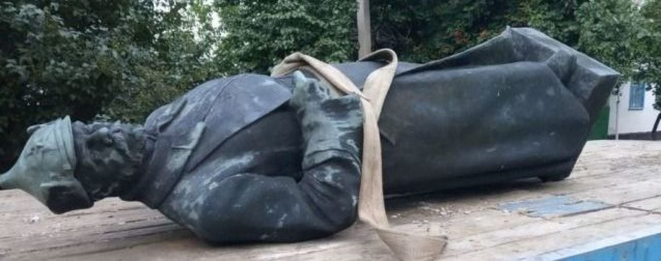 На Херсонщине повалили советский памятник