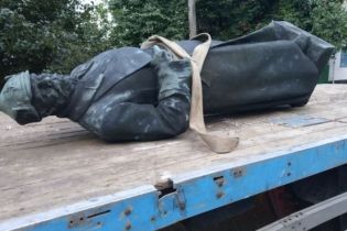 На Херсонщині повалили радянський пам'ятник