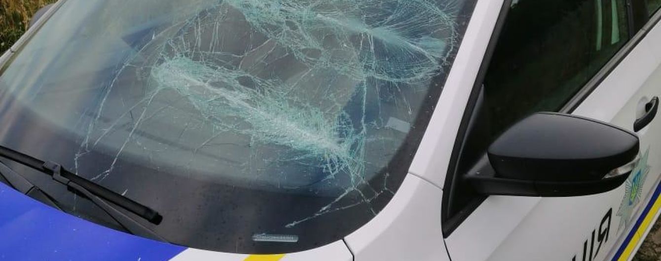 На Київщині колишні коханці напали на поліцейських зі сльозогінним газом і потрощили їм авто