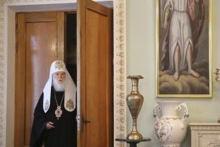 Разбитые носы и побитые стекла. Сторонники Филарета устроили побоище в суде из-за ликвидации УПЦ КП