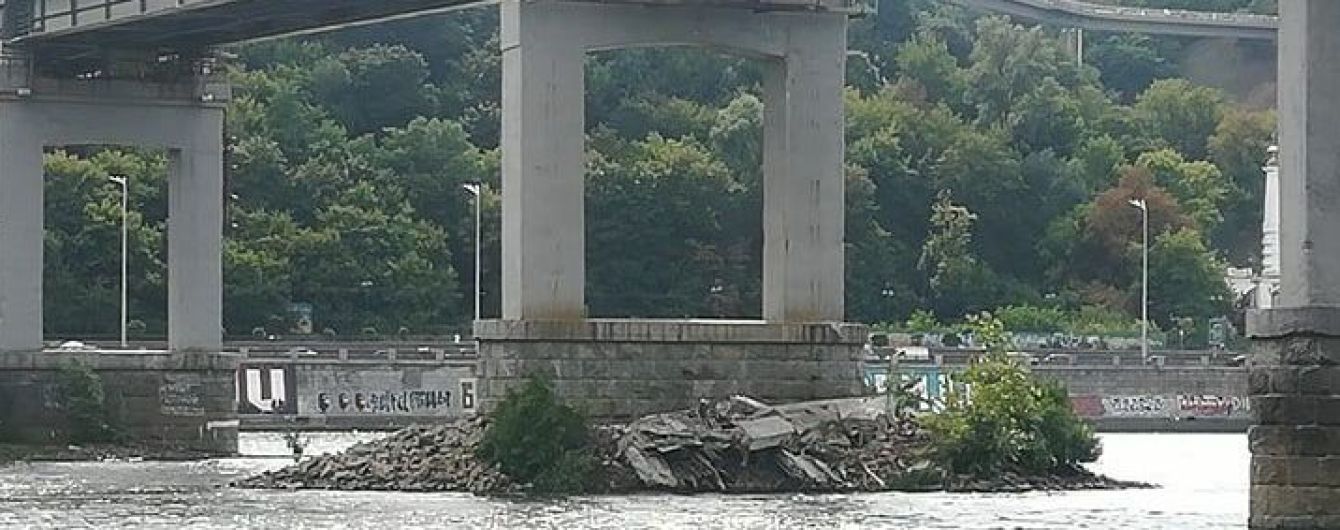 "Втомився". У Києві від пішохідного мосту на Труханів острів відпала частина