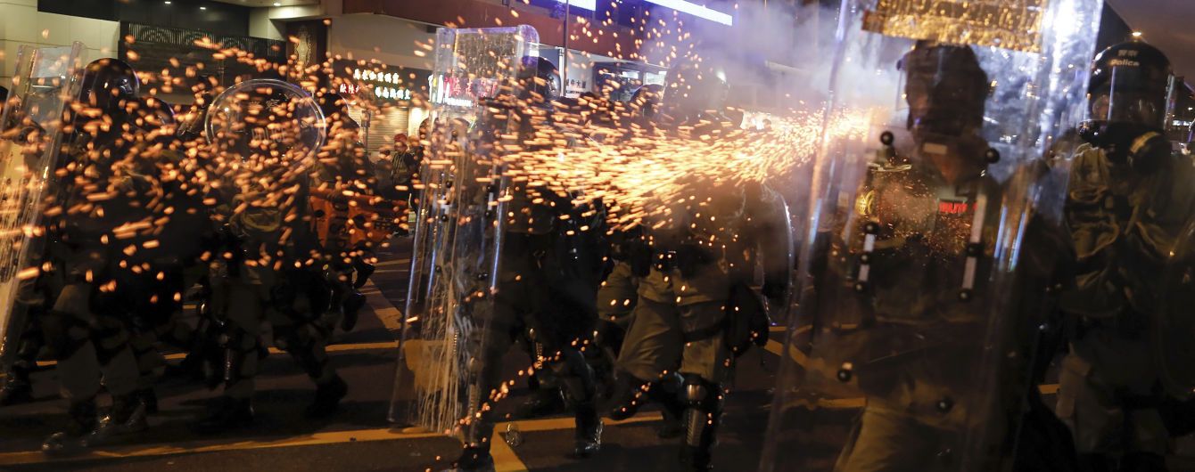 Возле охваченного протестами в Гонконга Китай собрал на тренировку 12 тысяч силовиков