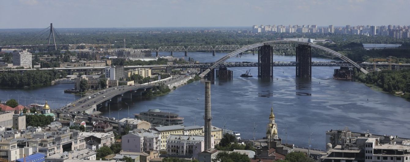 Автодорівці розповіли про стан пішохідного мосту на Труханів, який частково обвалився