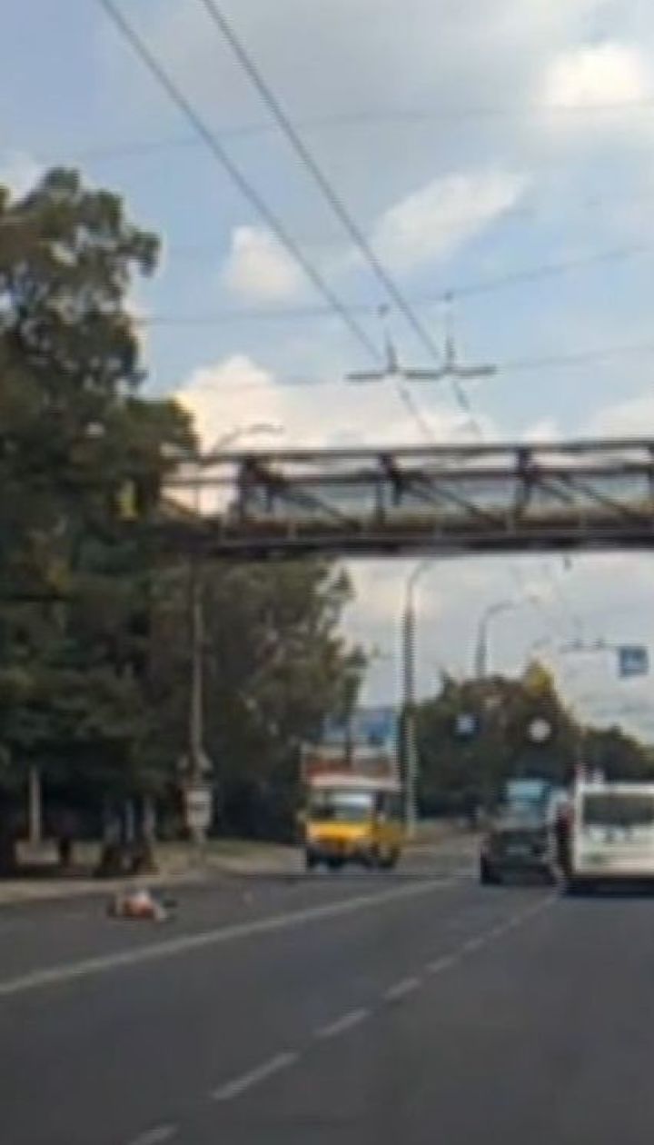В Херсоне женщина-водитель едва не убила двух подростков, которые переходили дорогу по "зебре"