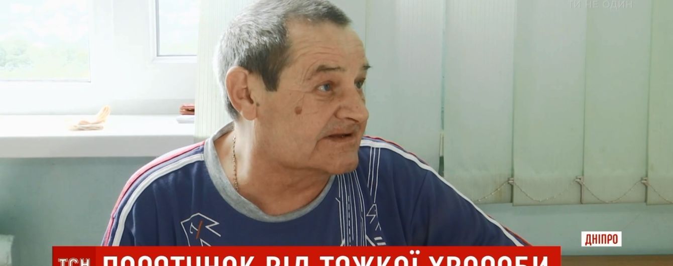 В Днепре спасают жизнь водителю-герою, который три года назад пытался остановить убийцу патрульных