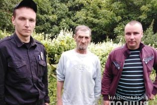 На Сумщині поліція врятувала життя чоловікові, котрого засмоктало в болото