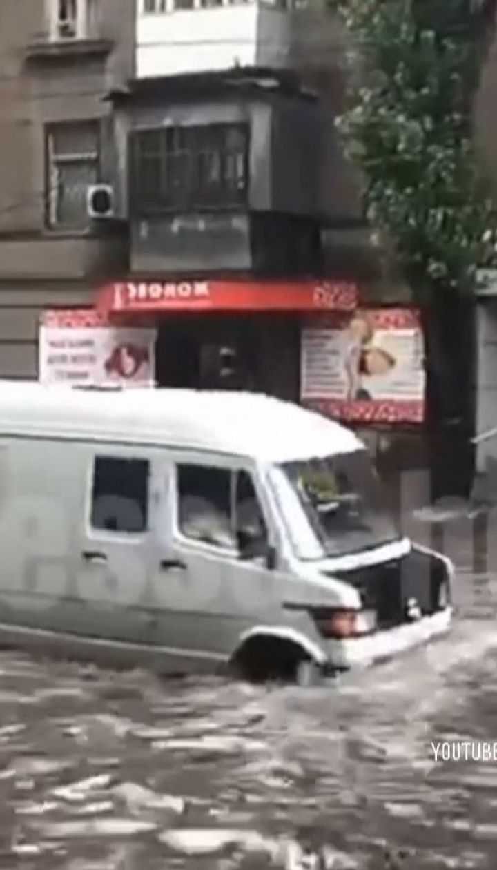 В Одесі вирував циклон: подекуди рівень води сягав метра