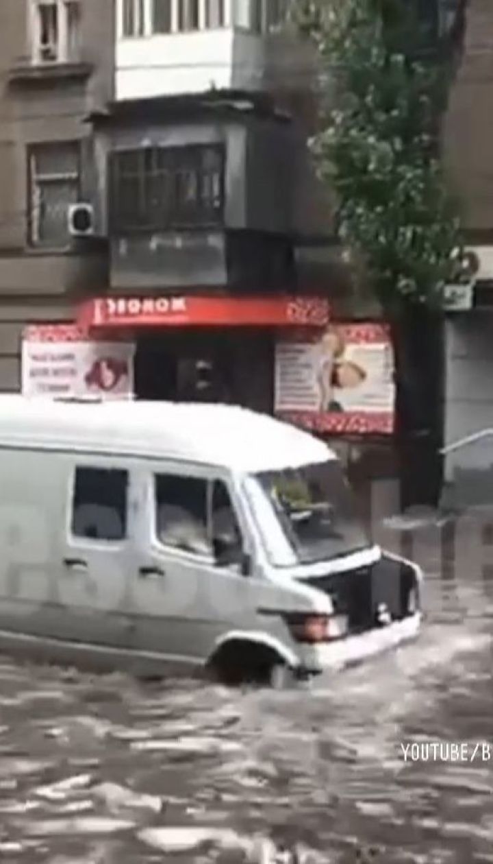 На Одессу обрушился циклон: местами уровень воды достигал метра