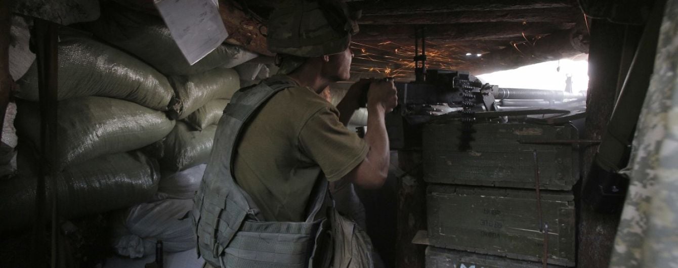 Терористи 13 разів стріляли на Донбасі: боєць ООС поранений